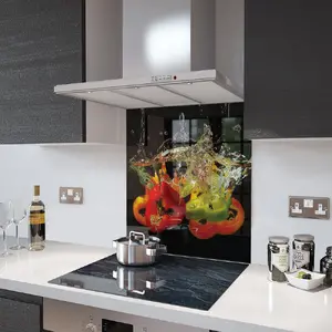 Lifestyle image of Glass Splashback in Peppers In Water - 60cm Wide x 75cm High