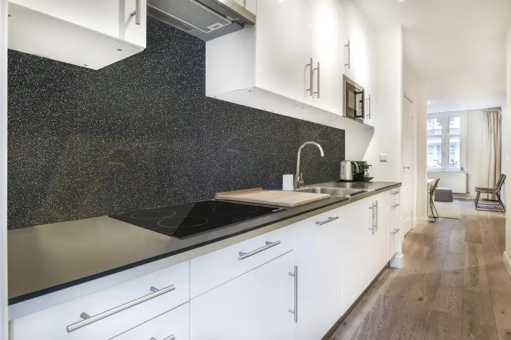 A kitchen scene with Liquid Gold splashback.